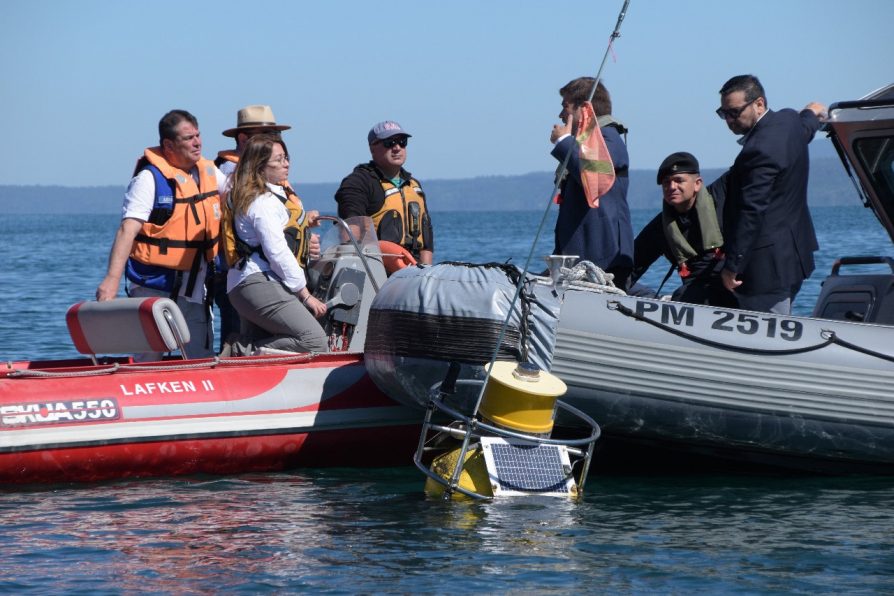 AUTORIDADES INICIAN PRUEBAS CON BOYAS ULTRASONIDO PARA TERMINAR CON EL BLOOM DE ALGAS EN LAGO VILLARRICA