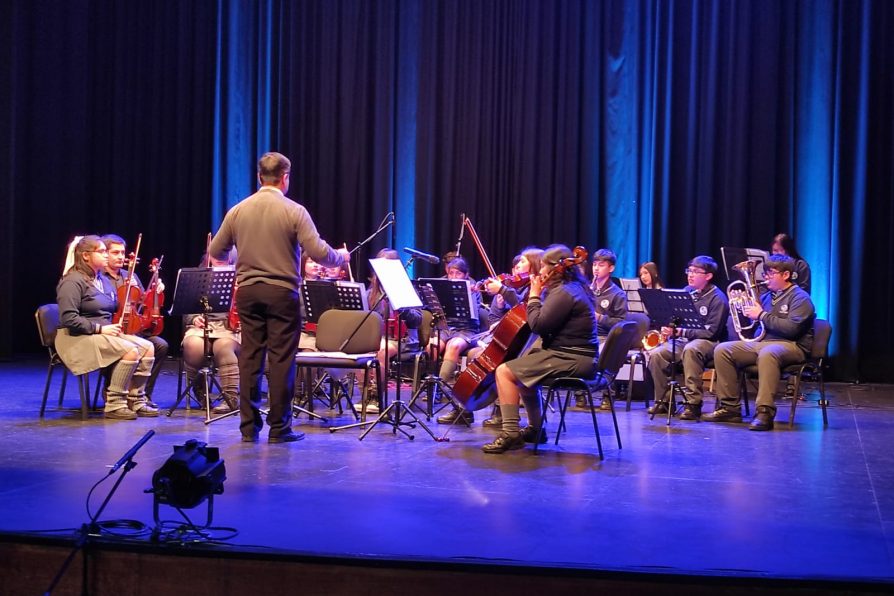 Estudiantes de La Araucanía rinden homenaje a la música chilena, en emotiva muestra artística