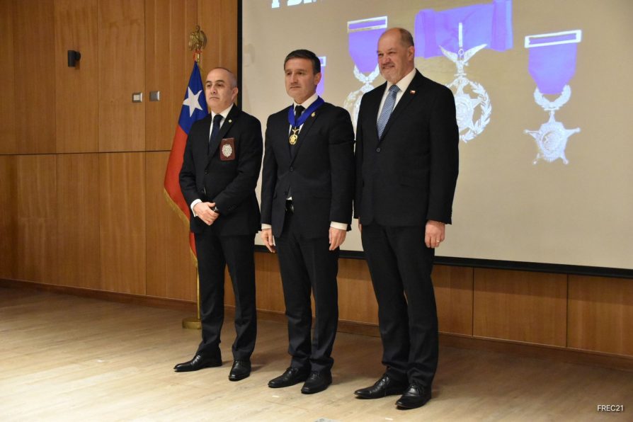 Delegado Ljubetic participa en ceremonia de condecoración a funcionarios de 20 y 30 años de carrera de PDI