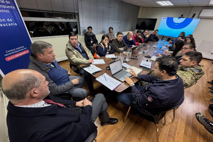 Gobierno anuncia suspensión de clases para este viernes: autoridades reiteran llamado a evitar salir de sus viviendas por fuertes vientos en La Araucanía